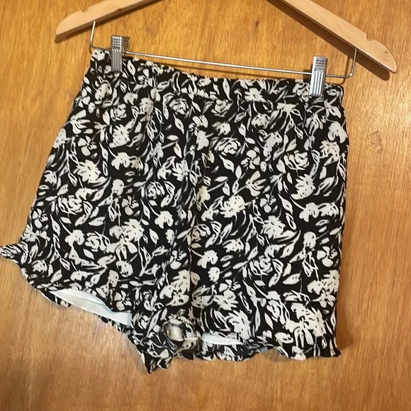 •EVERLY•NWOT BLACK/CREAM FLORAL RUFFLE HEM HIGH WAISTED SHORTS SIZE SMALL - Picture 2 of 7